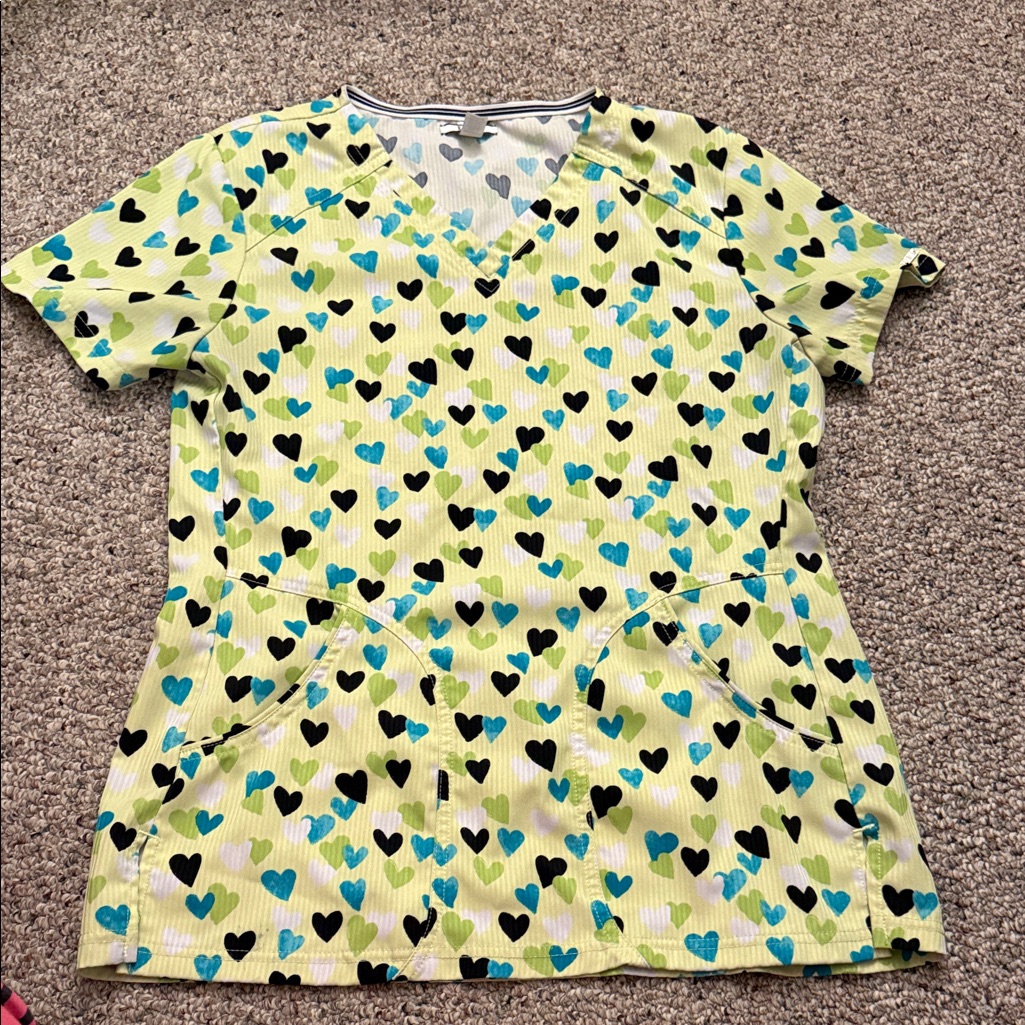 Elle Heart Patterned Stretch Scrub Top